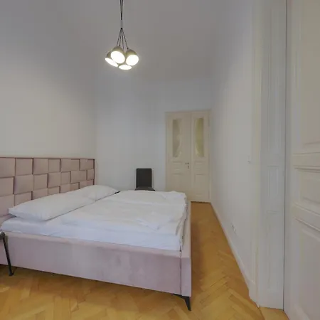 Beautiful At The Old Town * ברטיסלאבה